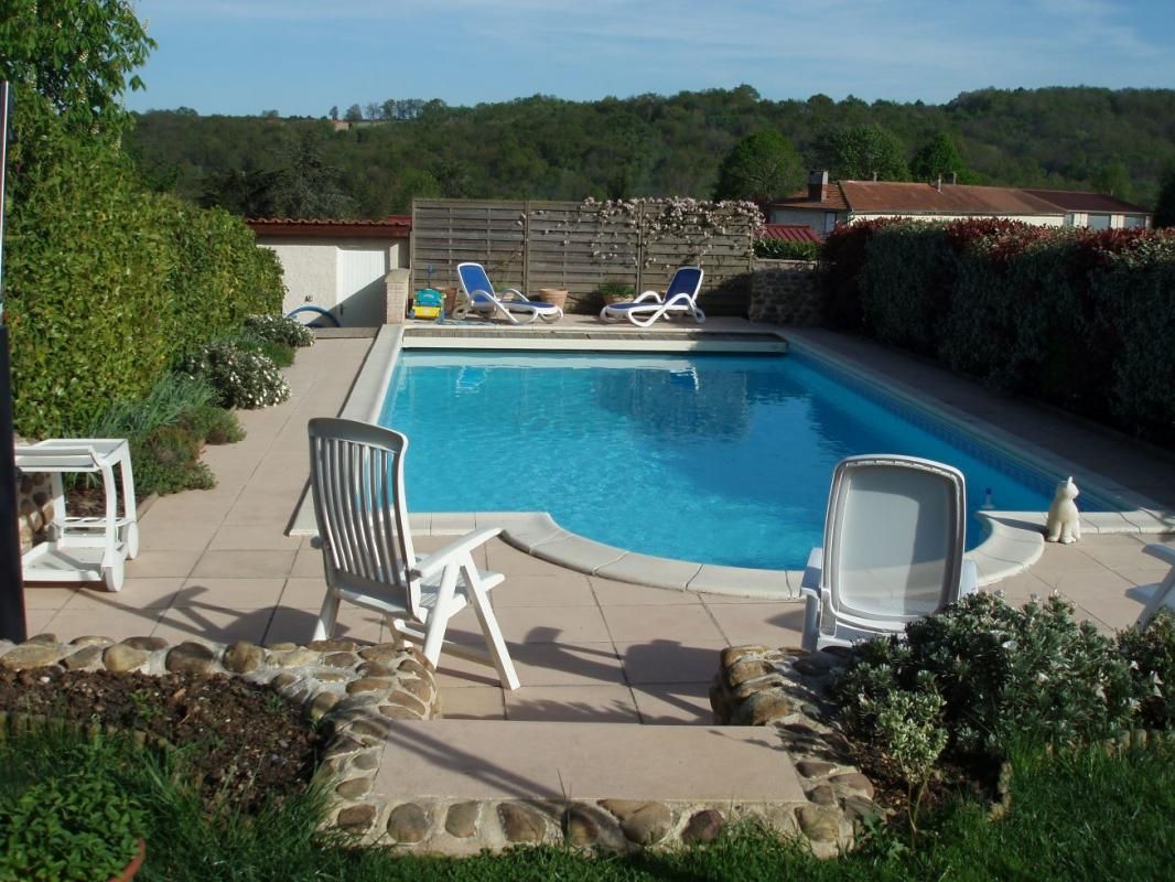 CAZARIL-TAMBOURES Belle maison de campagne avec piscine au calme 4