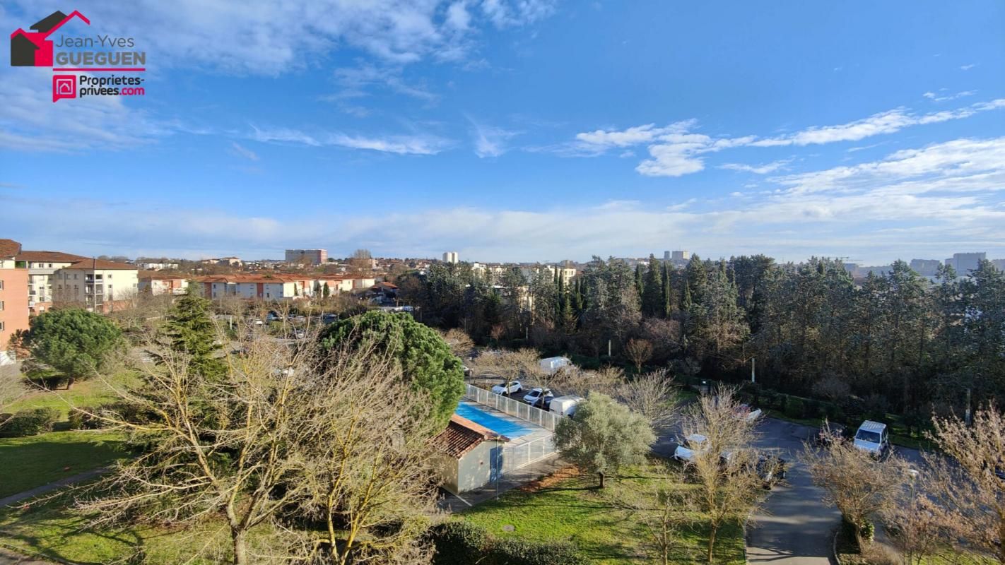 Dernier étage. Appartement 3 pièces traversant avec balcon et vue dégagée