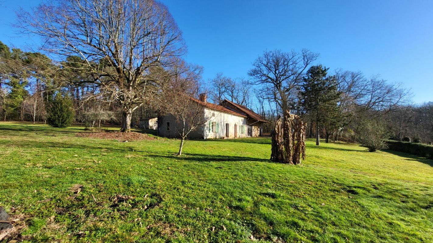 Maison de campagne et grange en pierres  proche Villamblard sur  parcelle de 8058 m²²