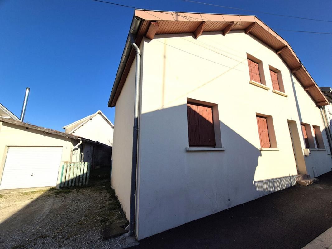 Belle Maison Individuelle de 75 m² à Rafraîchir et Extensible à 100 m² avec Cour, Garage, Terrasse, Véranda et Terrain clos et arboré de 200 m²