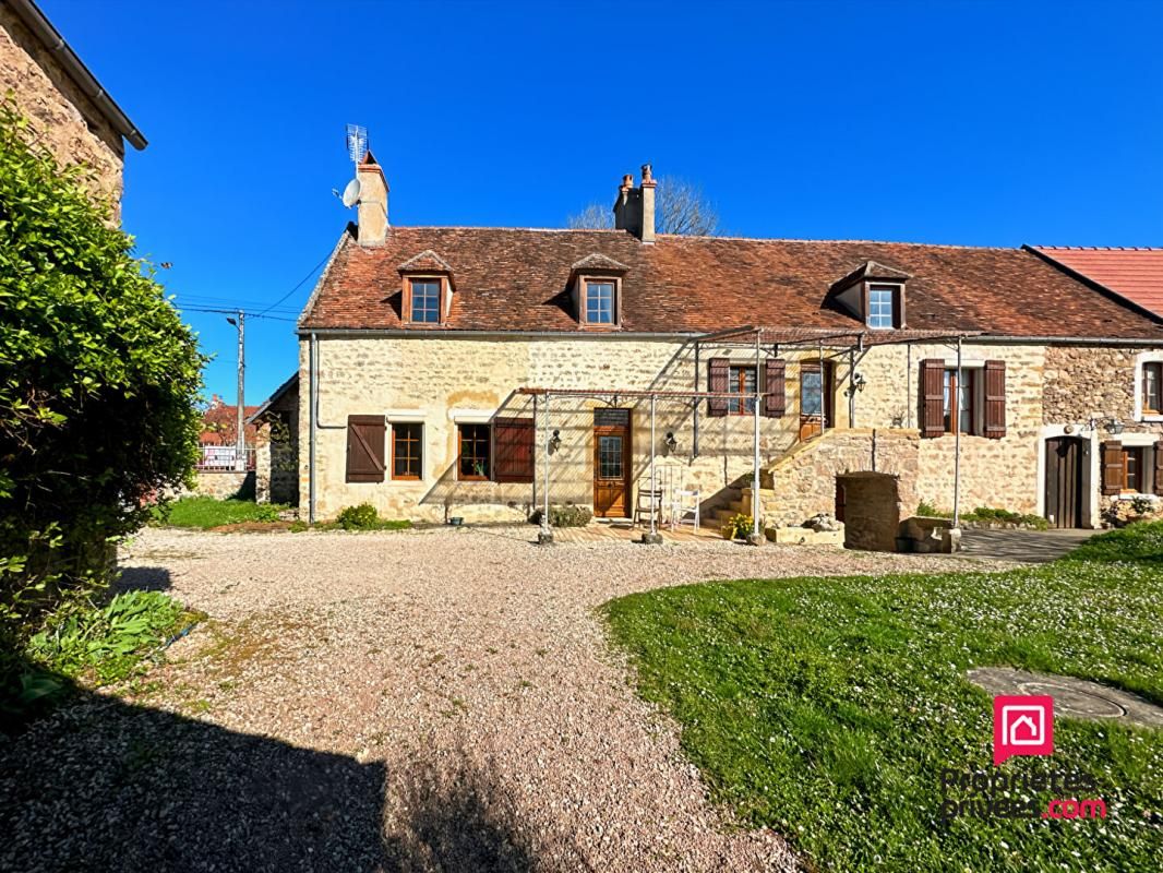 Proche Avallon Maison avec dépendances et grand terrain