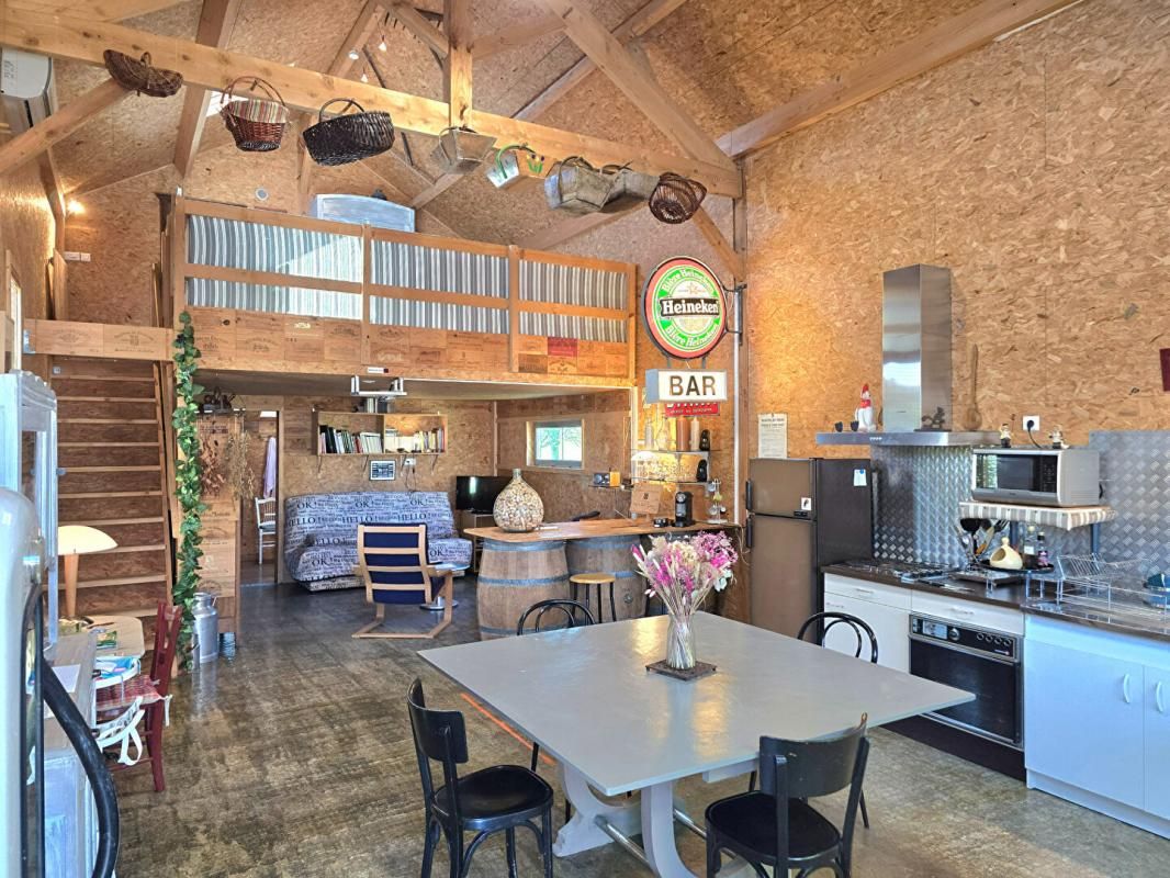 Maison de campagne type loft, sur un terrain de 850 m², garage, dépendances et piscine privative