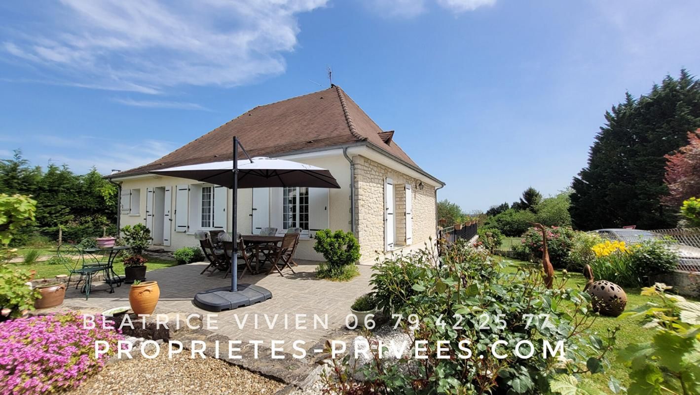 A ROUFFIGNAC, avec tous services! Maison en pierre 140 m2, rénovée avec goût!. 3 belles chambres. Garage. Jardin clos, d'agrément 685 m2