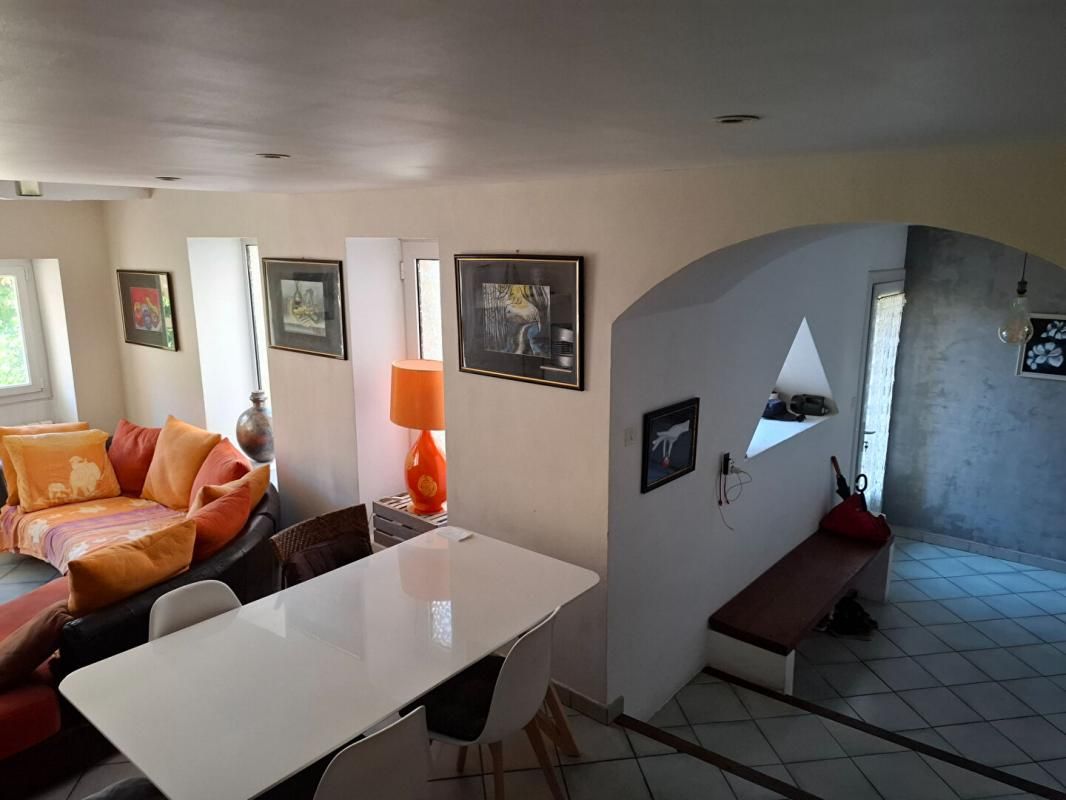 MAISON DE VILLAGE AVEC COUR INTERIEURE ET TERRASSE 7 PIECES (5 CHAMBRES) 160 m²