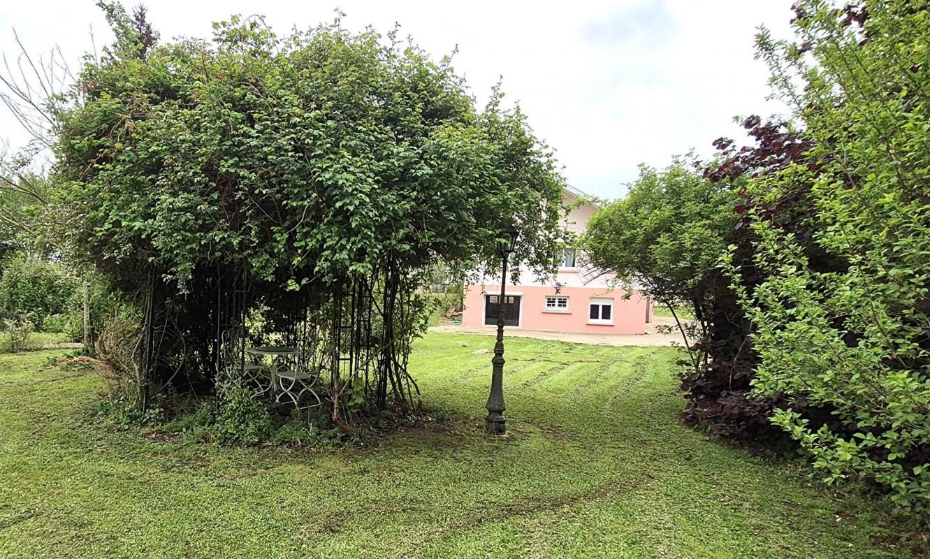 Belle Maison sur Sous-sol aménagée ou Ensemble Immobilier de 131 m² Rénové avec Cour, Terrasses, Dépendances et Terrain clos, arborés avec Vergers de 2384 m² Constructible