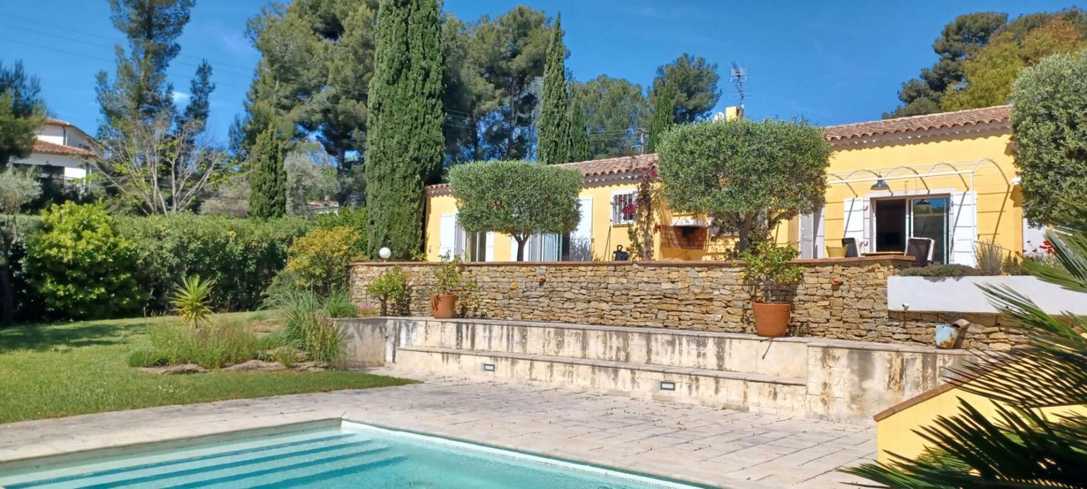 Maison indépendante 7 pièces de plain-pied avec piscine aux LECQUES
