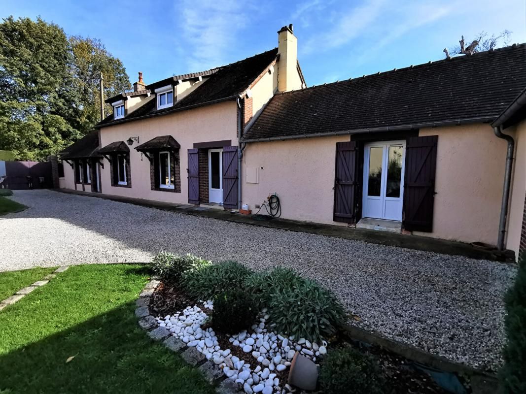 Longère 6 pièces 127 m², Saint Germain sur Avre (27320), pièce de vie 50m², 4 chambres, pièce à aménager, garage, abris bois, terrain clos de 981 m², prix HAI 228 770 uros