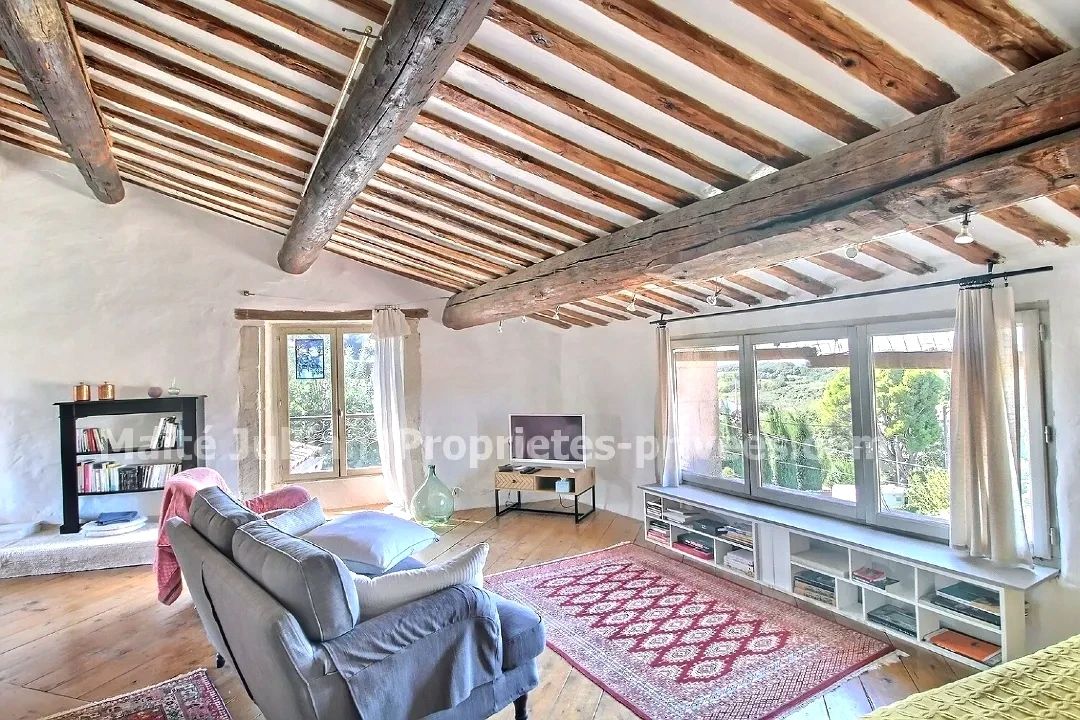 Maison de village de 220 m2 avec terrasse et vue dominante