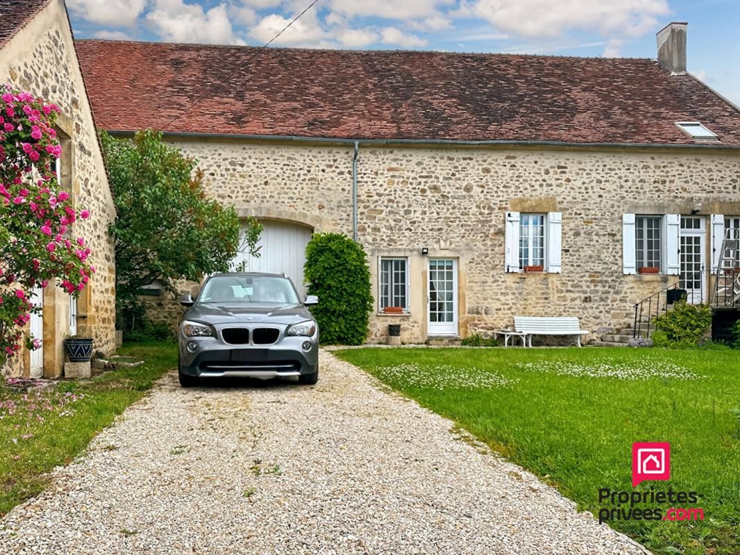 Proche Avallon Belle Maison en pierre avec grange attenante