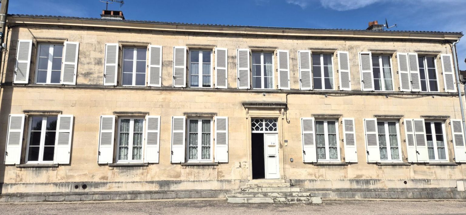 Belle Maison Bourgeoise à Réhabiliter de 396 m² avec Cour, Caves, Chaufferie Gaz, Greniers, Dépendances et Terrain clos et paysager de 2147 m²