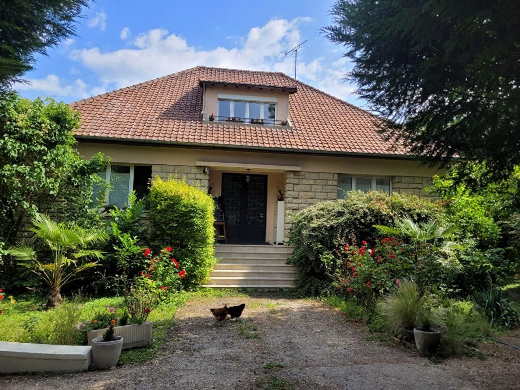 VARENNES-JARCY Demeure de Prestige- Varenne Jarcy - 7 pièces- 237 m² 2