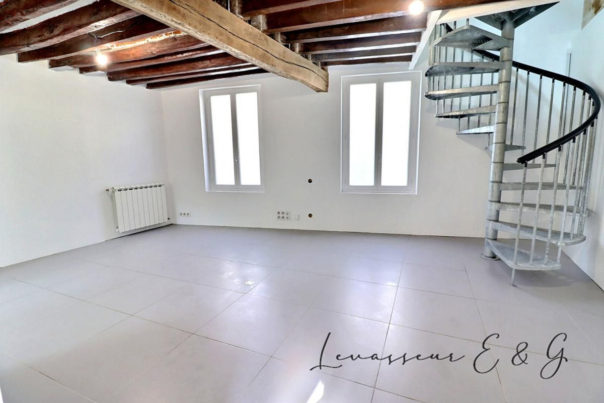 Maison de charme en pierre - Centre-ville de Montataire - 2 chambres et un bureau garage