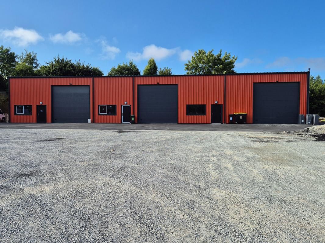 LOCAL ARTISANAL RECENT de 195 m2 au sol dans le Morbihan - (14 km de Lorient - 10 min de Plouay)