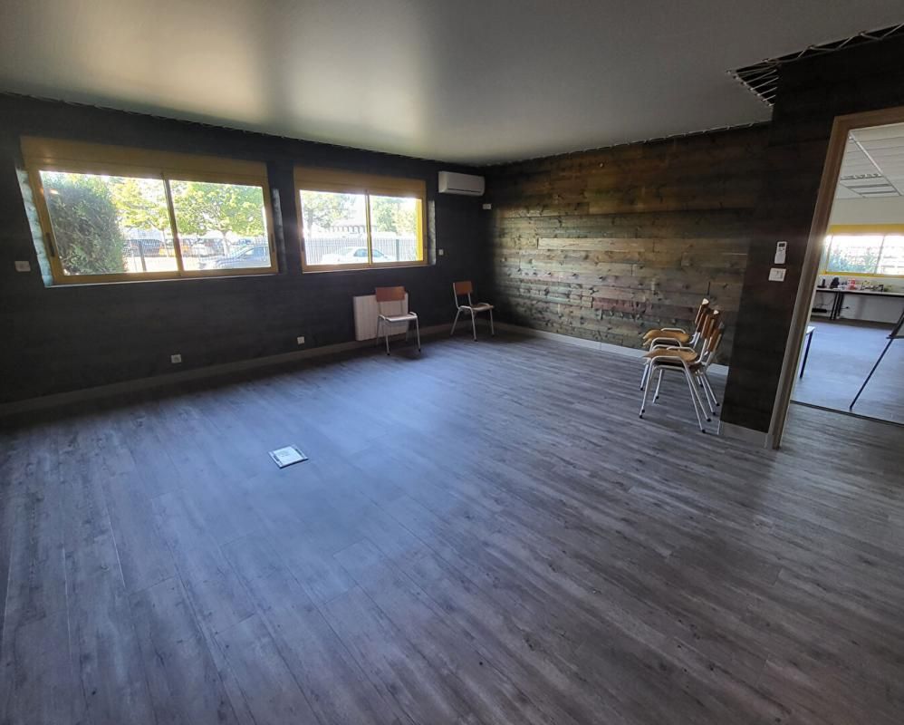 Bureaux Champagne 3 pièce(s) 105,37 m2