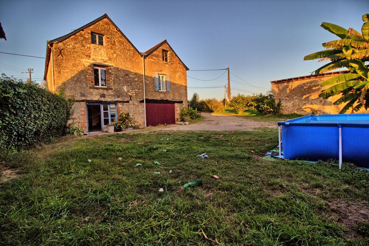 Maison Morannes Sur Sarthe Daumeray 5 pièce(s) 131 m2 nombreuses dépendances