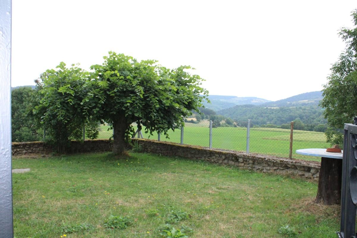 Maison avec deux appartements, garage et jardins