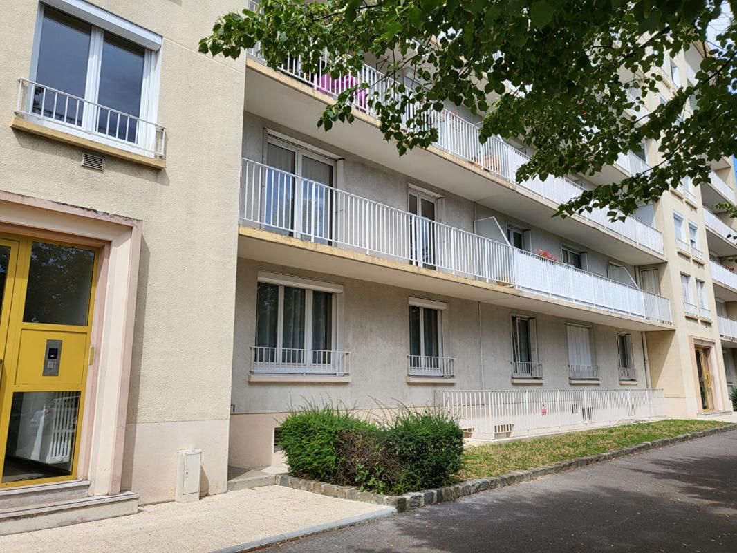 119 m² - Proche centre Reims - 4 chambres, balcon - Charges avec chauffage inclus