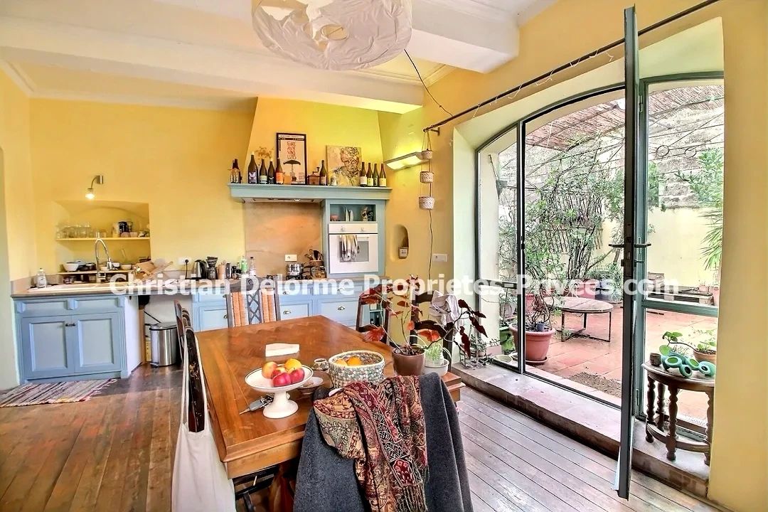 UZES : à 5 minutes dans le village de Saint-Quentin-la-Poterie, Maison rénovée, 2 grandes terrasses 54m2, 3 chambres, garage + local commercial