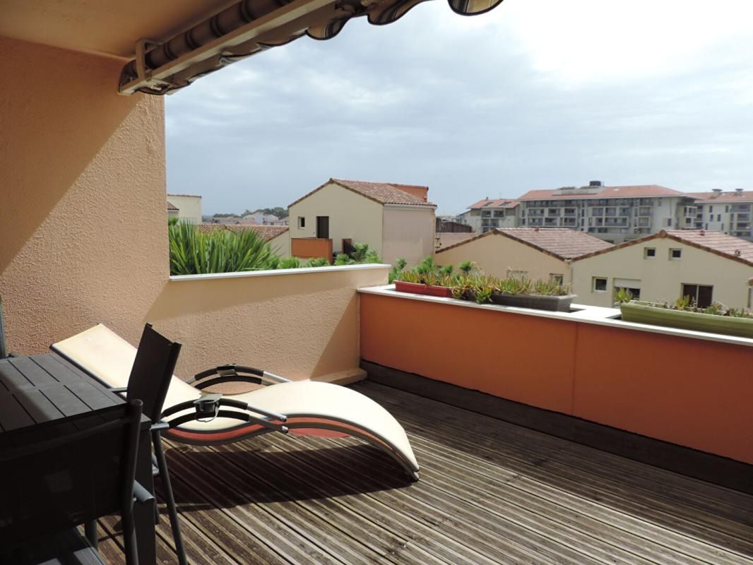 Appartement T1 avec grande terrasse à 100 m de la plage avec parking