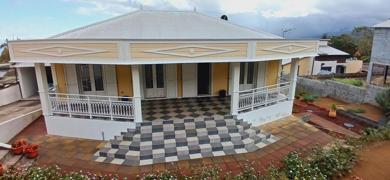 BAISSE DE PRIX : Villa F 4 de 118 m² sur un terrain de 618 m² située à Pont d'Yves 97430 LE TAMPON