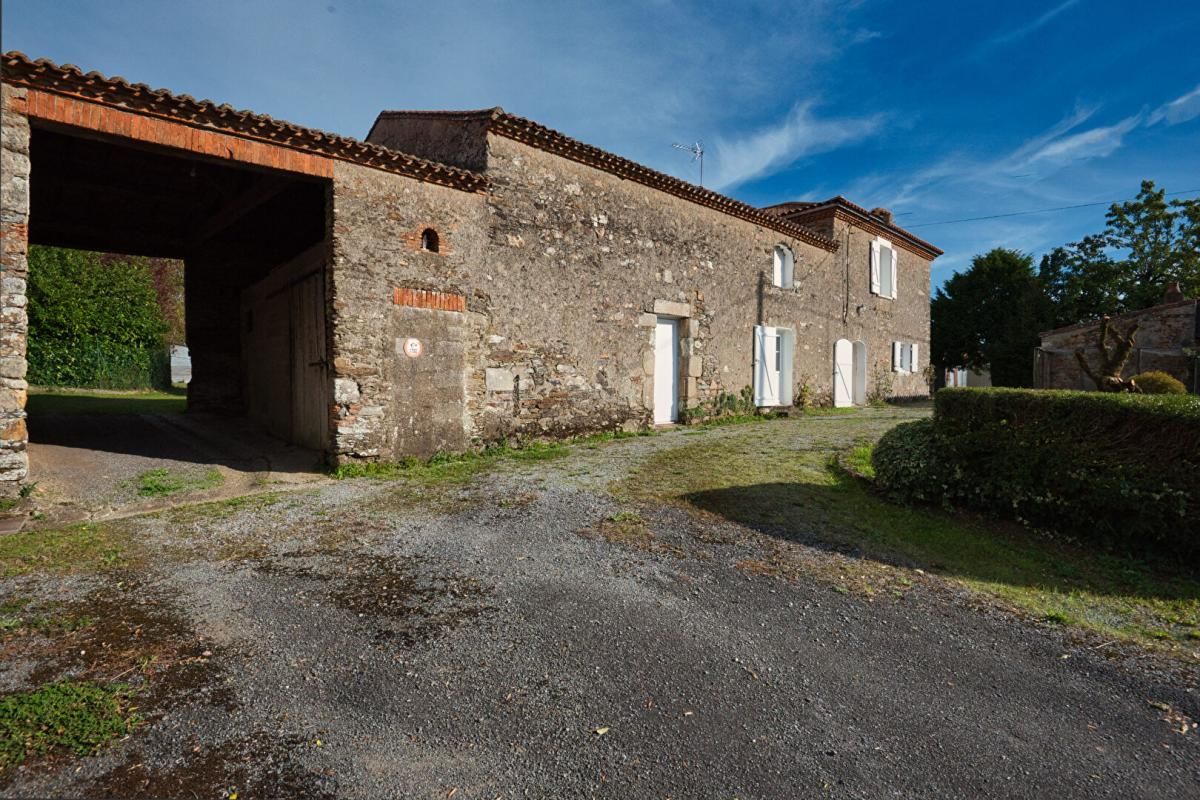 Batisse en pierre sur sa parcelle de 4000m²