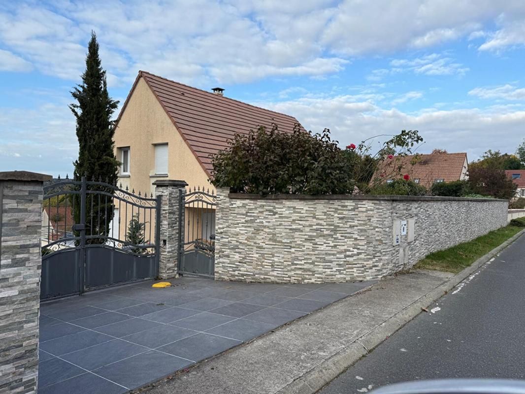 BREUILLET - 91650 Maison individuelle - 1 Etage- 5 chambres Sous sol Total Terrain 582500 HAI