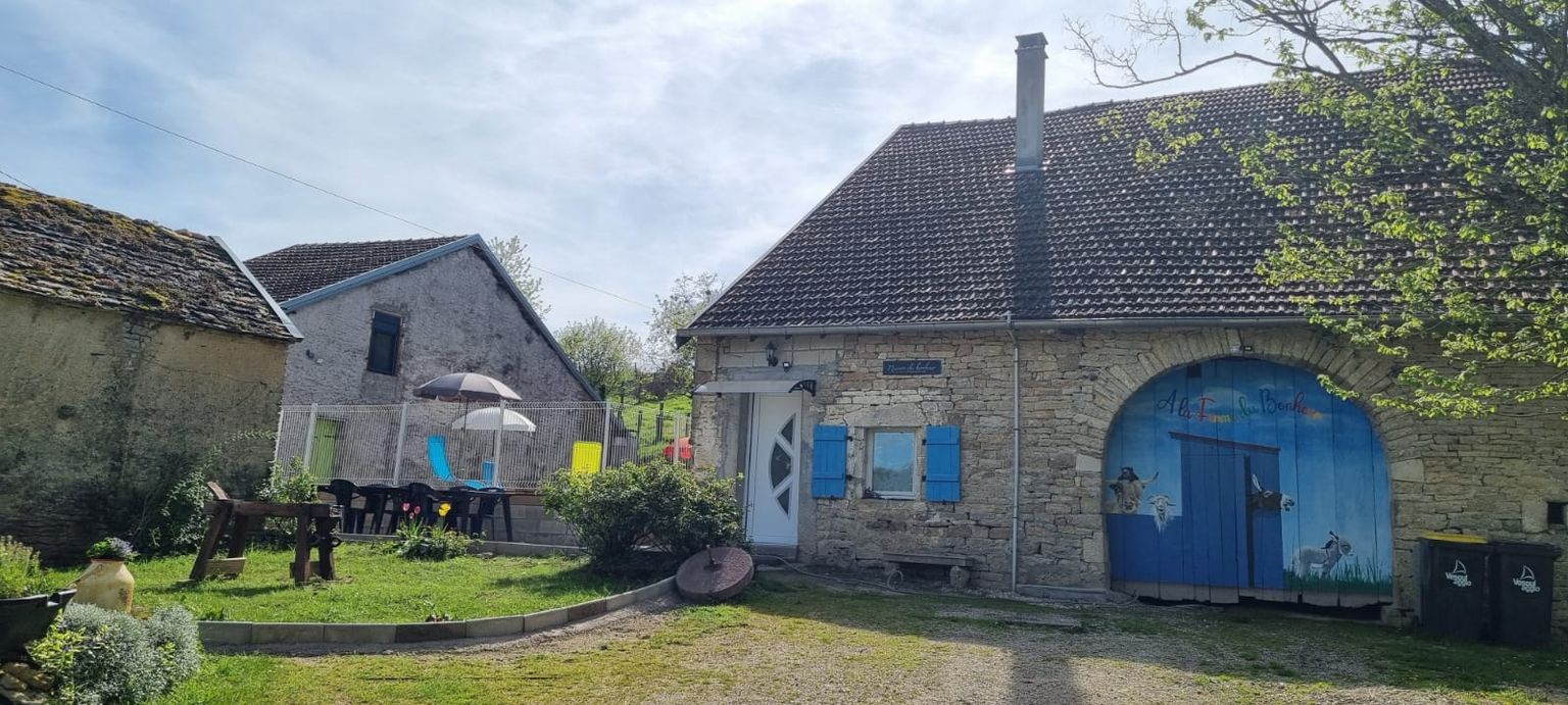 A colombier (70000) Ensemble immobilier de 2 maisons sur 33 ares de terrain à 269000 euros