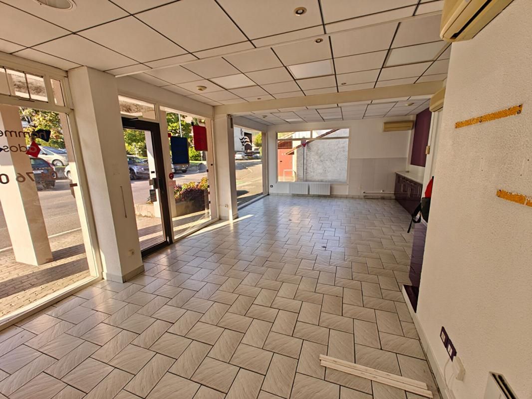 38 CROLLES - LOCATION LOCAL COMMERCIAL 58,4 m² , grande vitrine