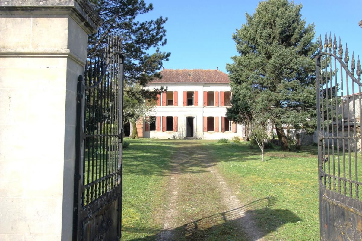 Maison charentaise - Jarnac Champagne - 11 pièces - 273 m2