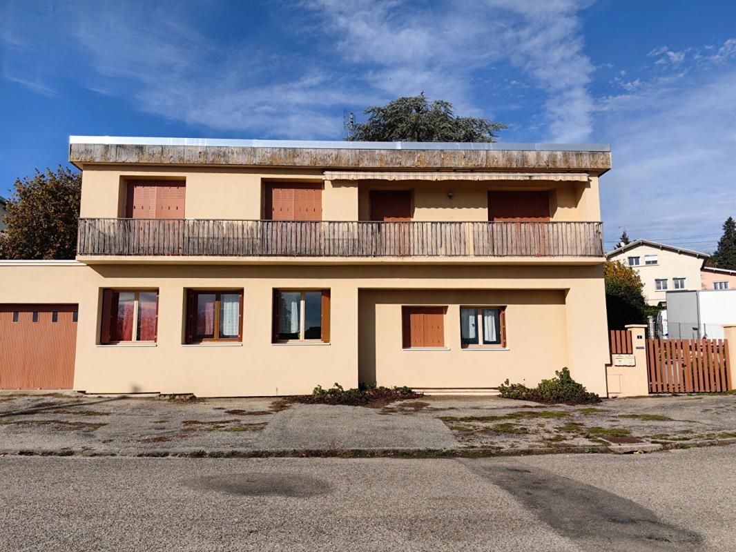 À louer appartement 5 pièces - 1 er étage- dans maison composée de deux appartements