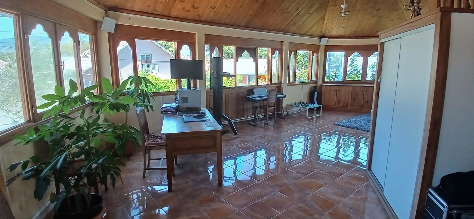 "Superbe villa spacieuse et lumineuse de 350 m² dans un quartier résidentiel de Ravine Creuse Saint André