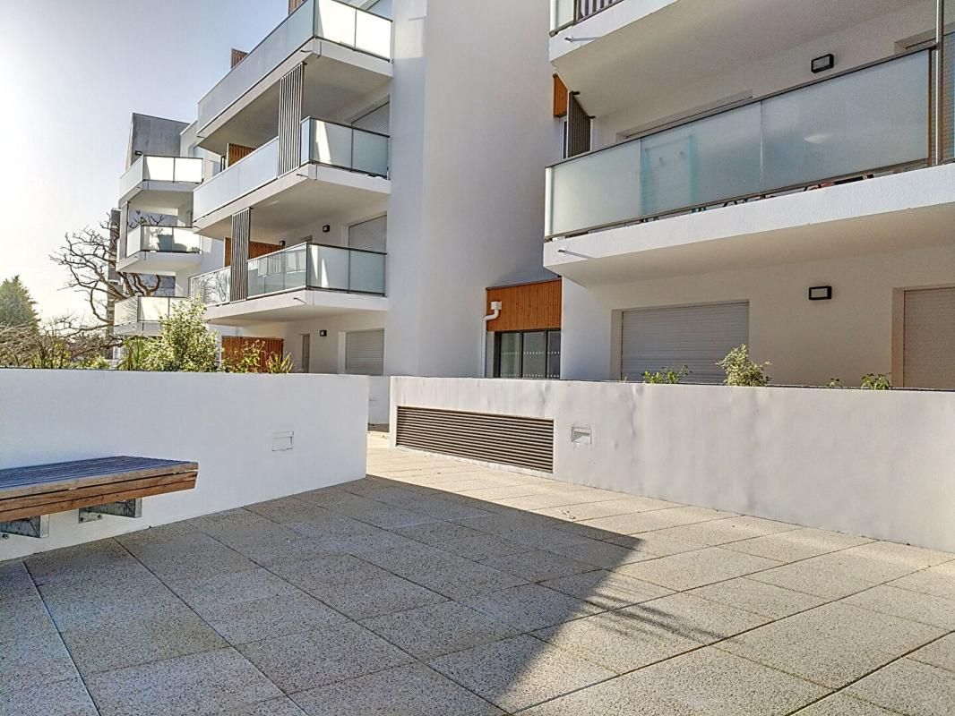 LORIENT Bel Appartement de 45 m2 + terrasse + parking, de 2024, jamais habité, situé dans un quartier résidentiel récent, très calme, à seulement 500 m du centre-ville de Lorient et 4 min à pied de la gare TGV 2