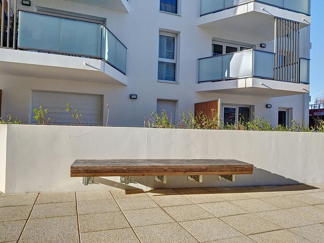 LORIENT Bel Appartement de 45 m2 + terrasse + parking, de 2024, jamais habité, situé dans un quartier résidentiel récent, très calme, à seulement 500 m du centre-ville de Lorient et 4 min à pied de la gare TGV 3