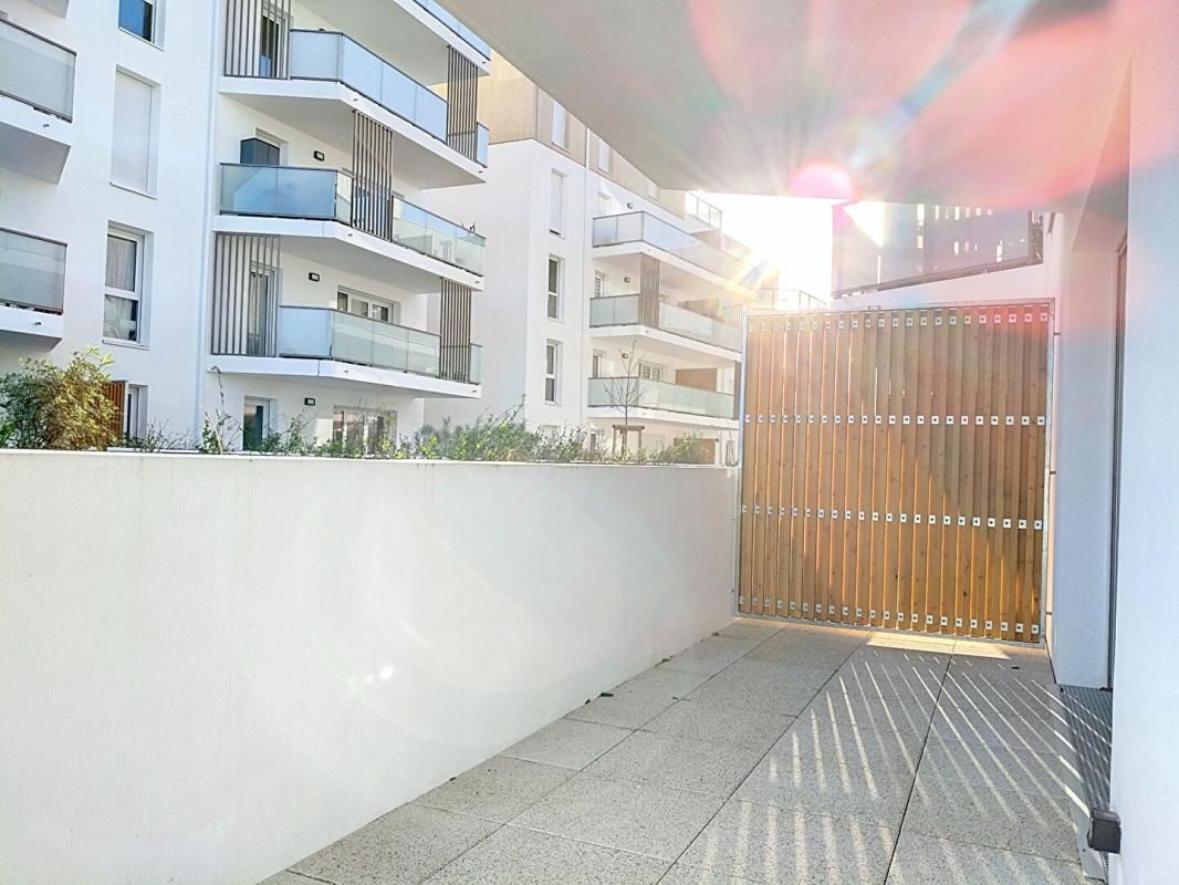 LORIENT Bel Appartement de 45 m2 + terrasse + parking, de 2024, jamais habité, situé dans un quartier résidentiel récent, très calme, à seulement 500 m du centre-ville de Lorient et 4 min à pied de la gare TGV 4