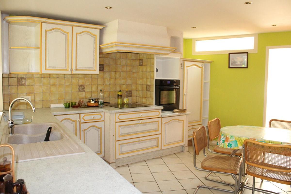 Maison avec local et terrasse