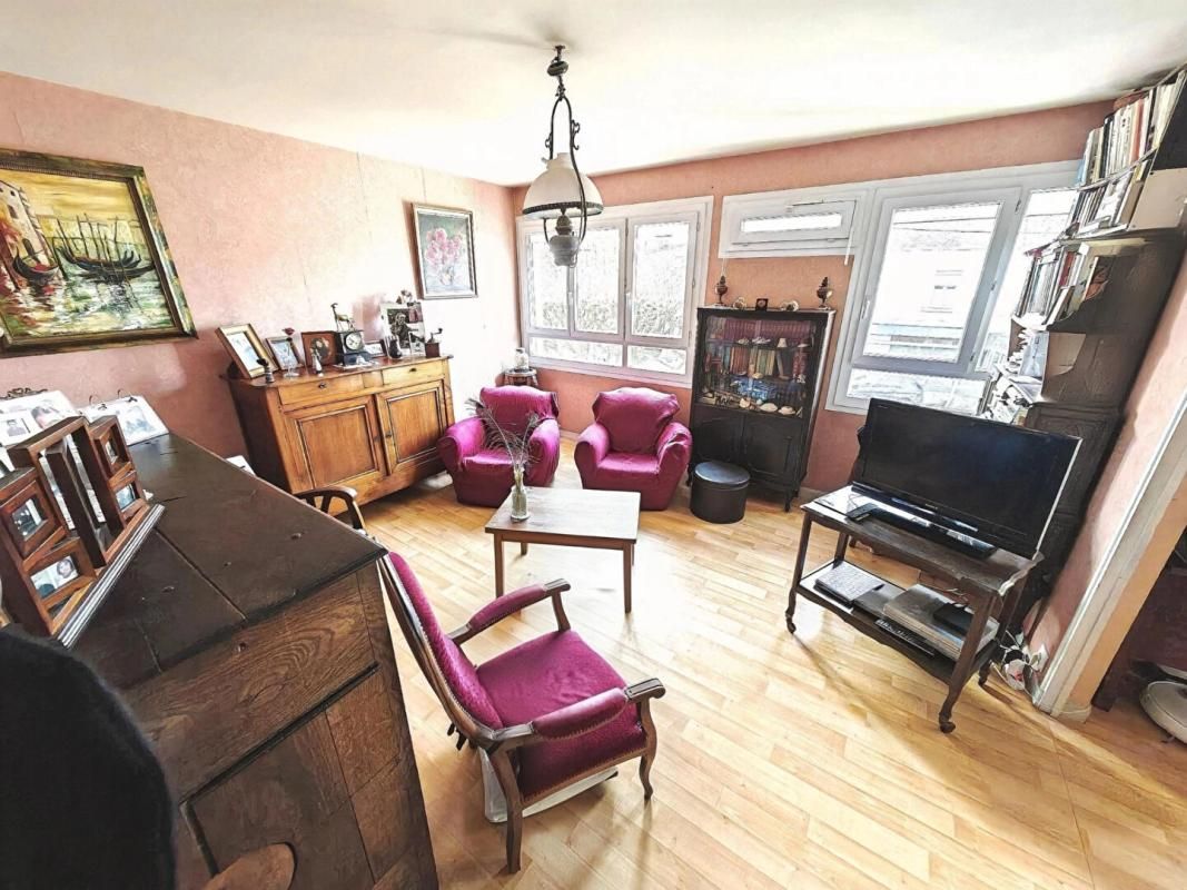 Exclu investisseurs : Appartement T3/4 loué 73 m2, 1er étage, résidence St Germain à Châteauroux, cave et garage