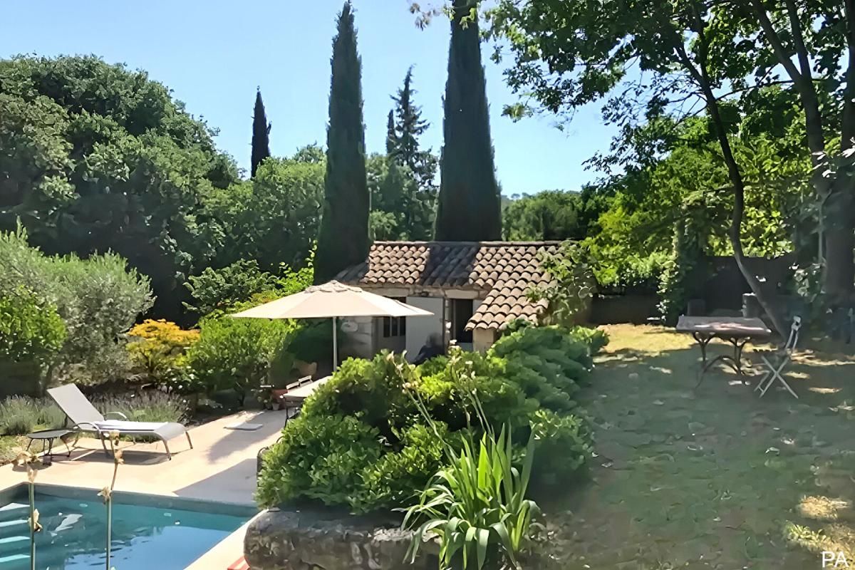UZÈS Jardin arboré et clôturé de 961 m² avec piscine et mazet habitable