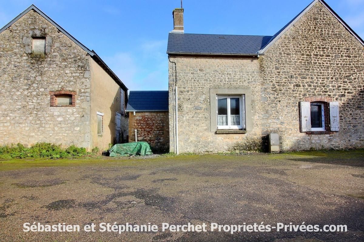Maison en pierres à rénover sur un terrain d'environ 308 m2