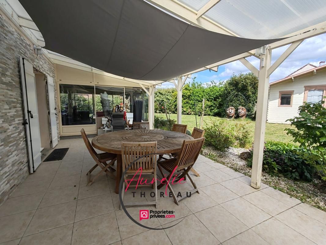 Maison, jardin arboré, véranda