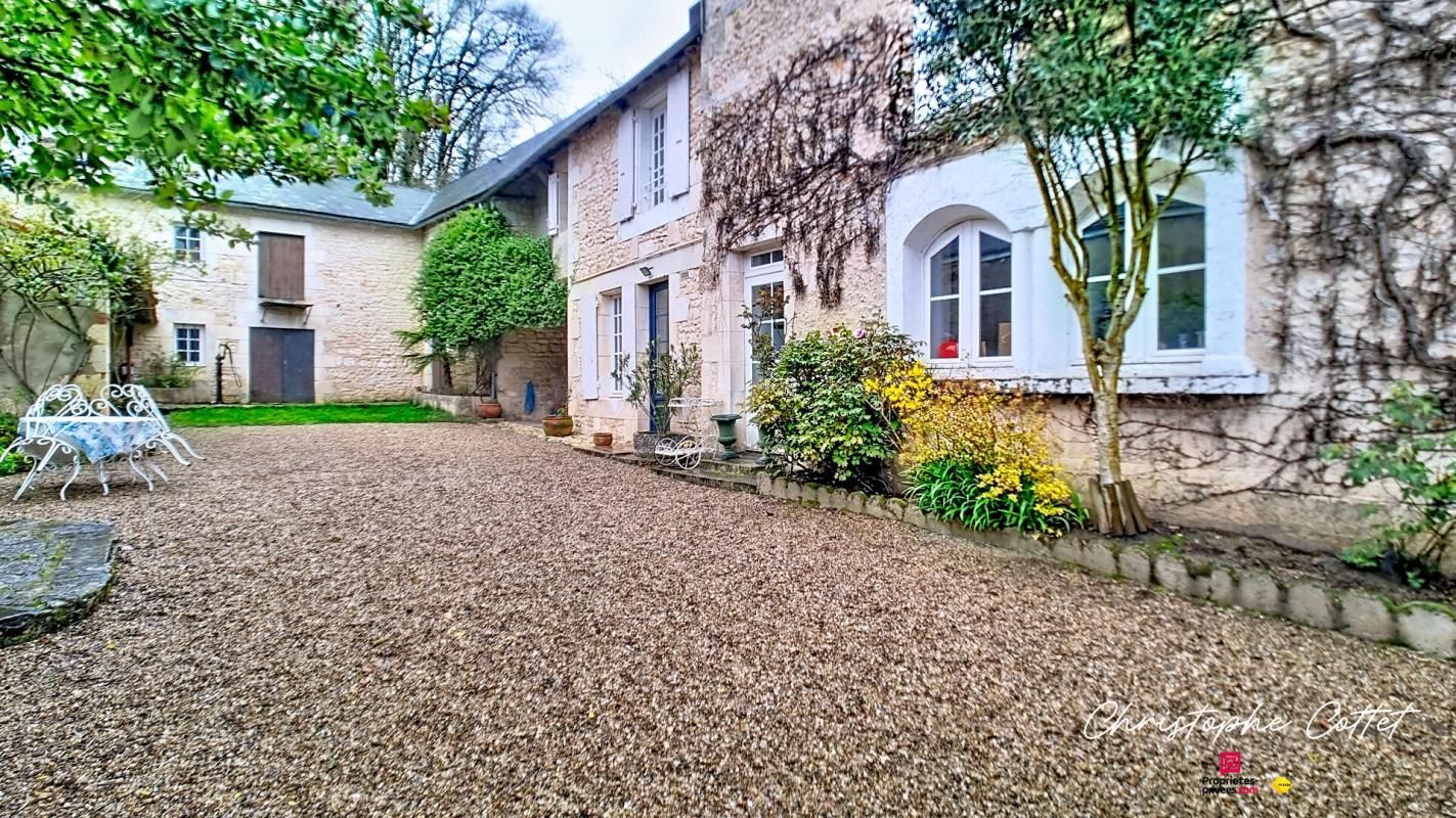 Maison en pierre de caractère 207 m² 8 pièces Bonnes 86300