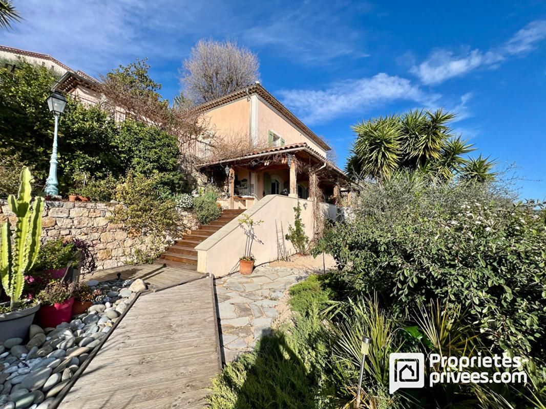 Maison d'architecte 214 m², 3 espaces de vie, piscine, à pied du village