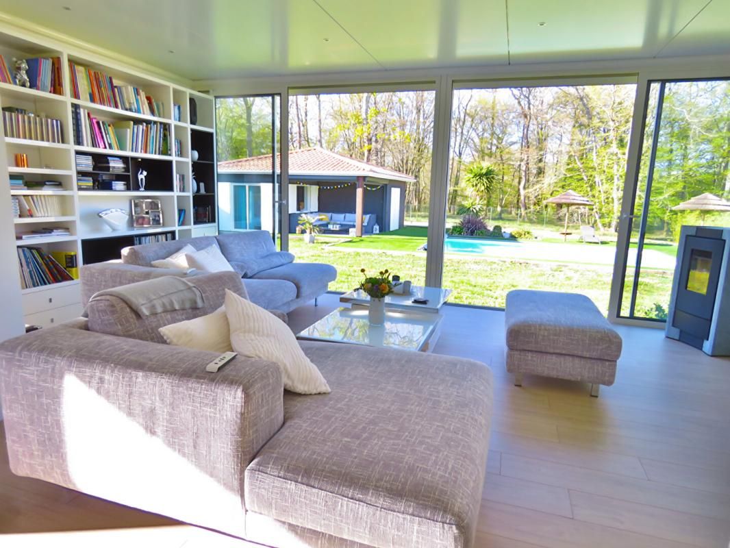 Belle maison familiale récente avec piscine sur grand jardin avec vue forêt à Camarsac