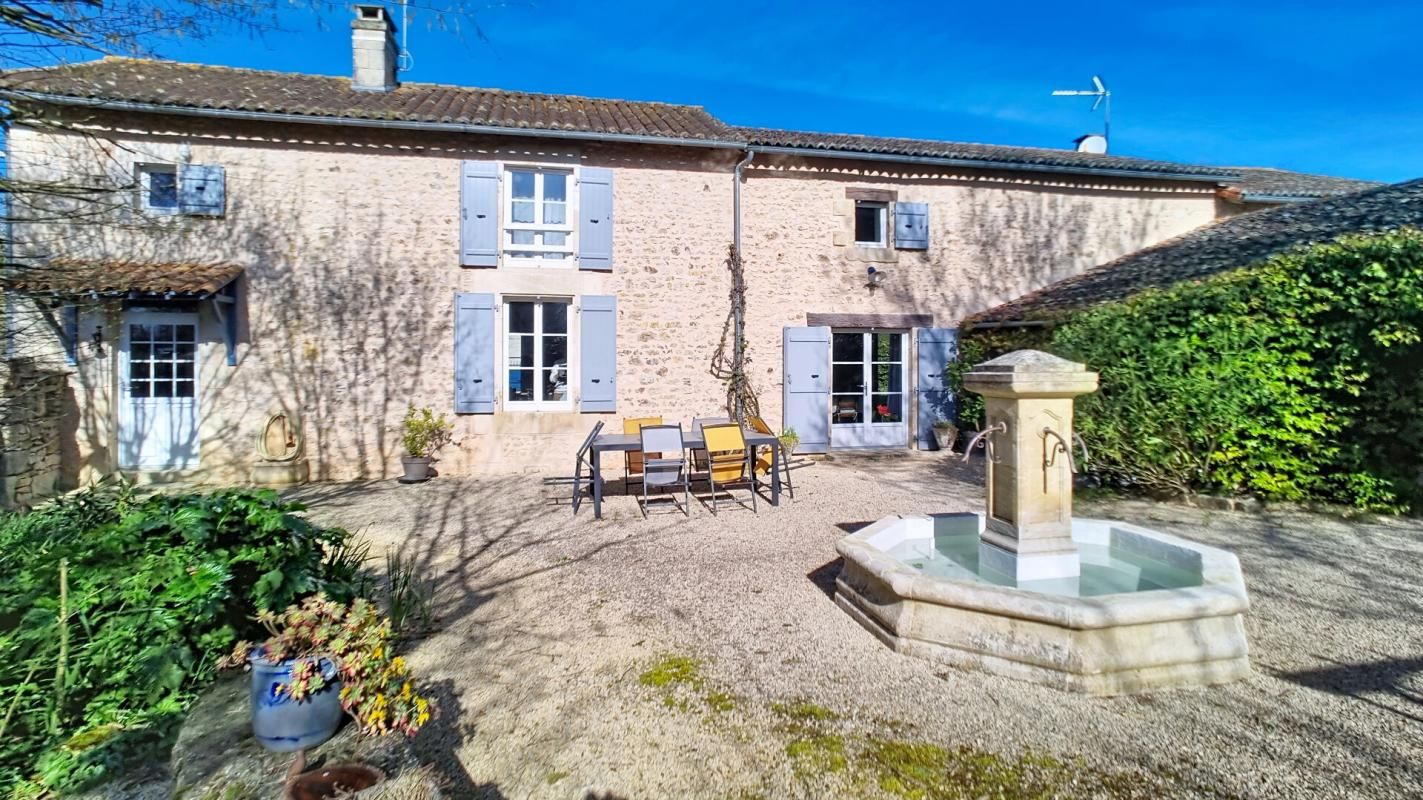 Saint Maurice La Clouère - Propriété de charme en pierre - 219 m² - 6 chambres - 1,38 hectare