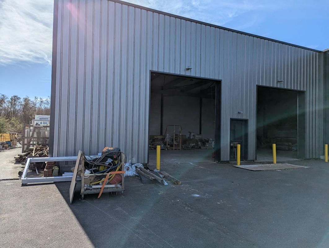 60100 CREIL - Entrepôt d'activité avec bureau et parkings