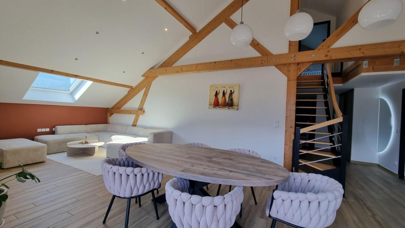 Appartement Lathuile 4 pièces 143.16 m2 (97.70 Loi Carrez)