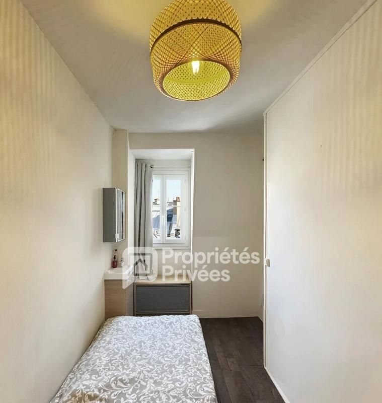 75008 Paris - COUP DE COEUR - Chambre de bonne - 8.13 m2 - 20m3 - VUE SACRÉ-COEUR