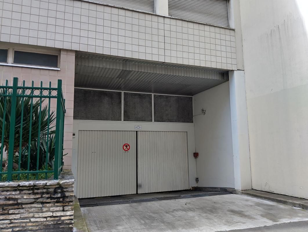 Grande place de stationnement rue des Favorites