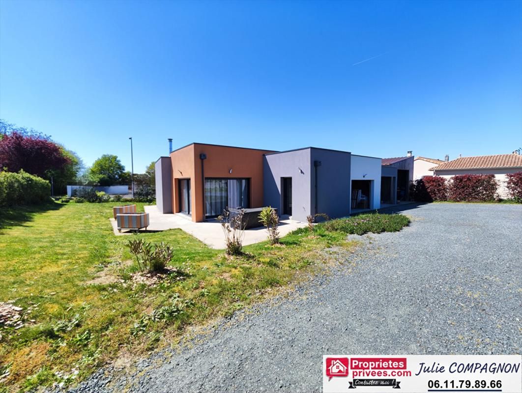 Maison 100 m² avec 2 chambres , 2 garages, grand carport et jardin