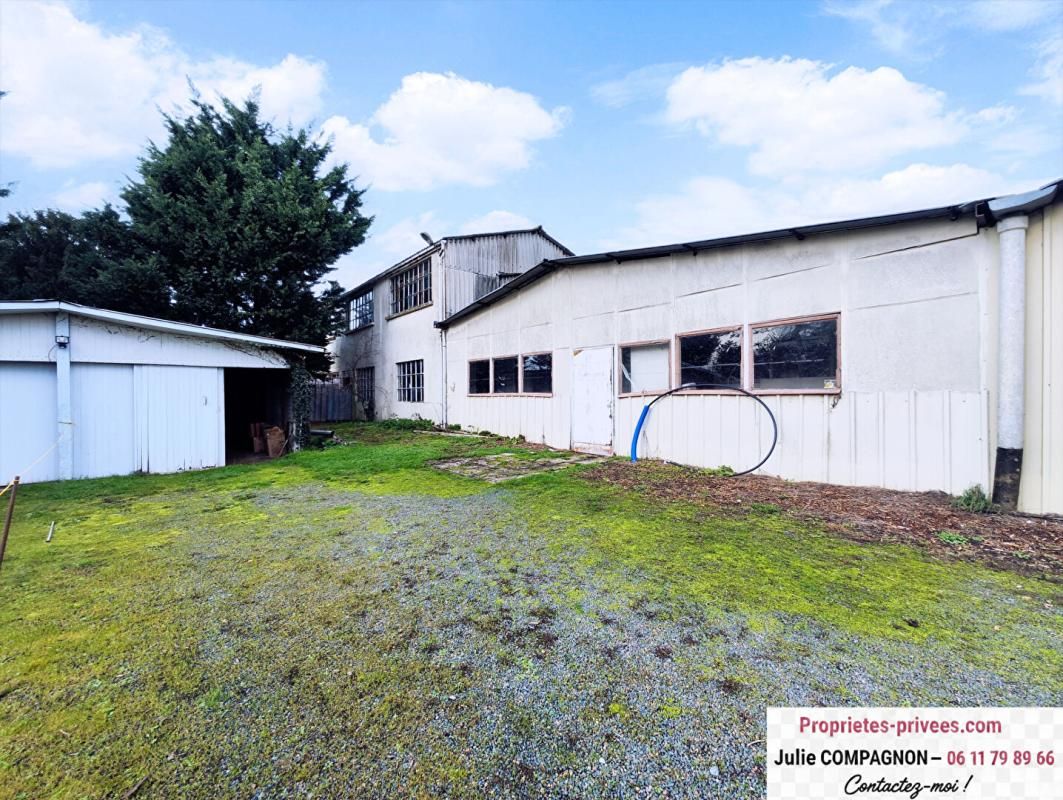 Terrain avec grand atelier 400 m² bureau, garage et grenier