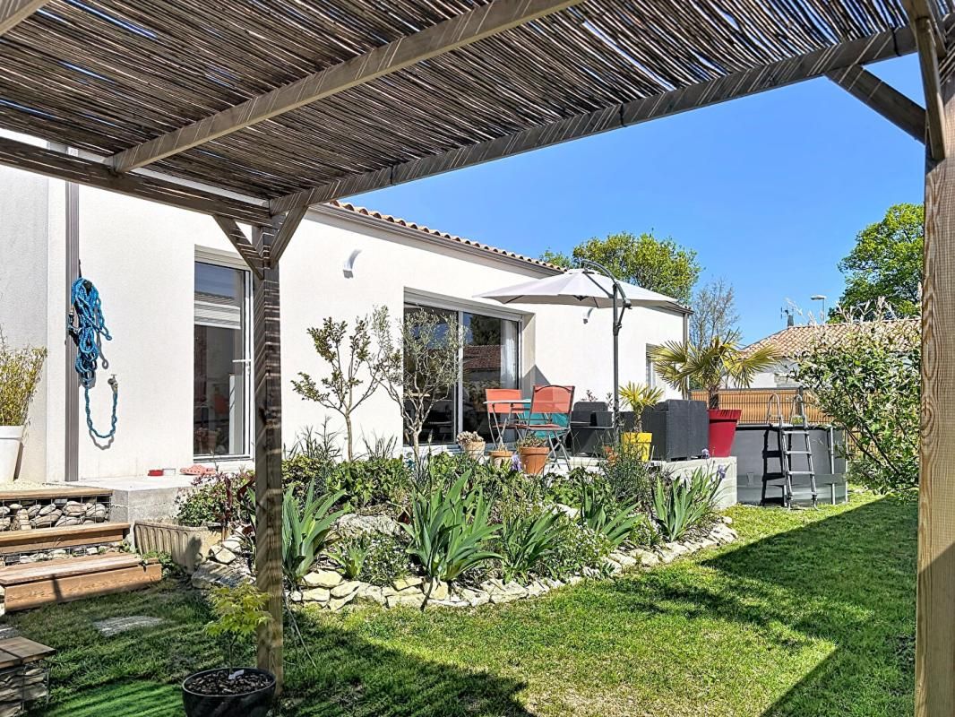 Maison de plain-pied de 2023 -107 m2 - 4 chambres - Jardin paysagé - Classe énergie A - Garage